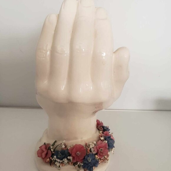 Vintage cherub resting on Jesus' hand - Picture 6 of 11